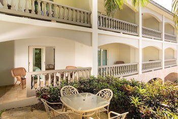 Lazy Parrot Inn