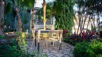 Lazy Parrot Inn