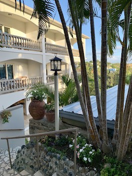 Lazy Parrot Inn
