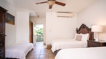 Lazy Parrot Inn