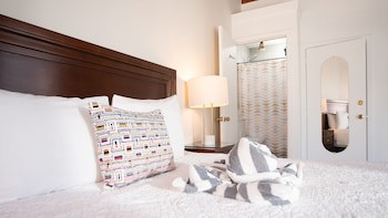 Lazy Parrot Inn