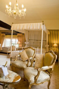 Albright Hussey Manor