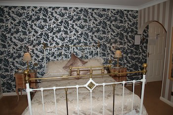 Albright Hussey Manor