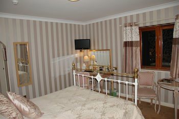 Albright Hussey Manor