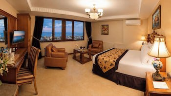 CONNECTING, FAMILY SUITE, QUEEN AND TWIN BEDS, 4 SOFA
