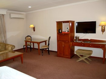 Safari Hotel & Convention Centre