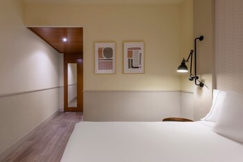 Ac Hotel Los Vascos By Marriott