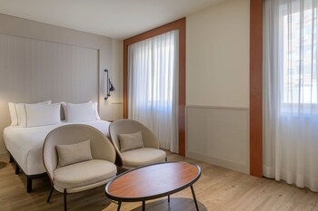 Ac Hotel Los Vascos By Marriott
