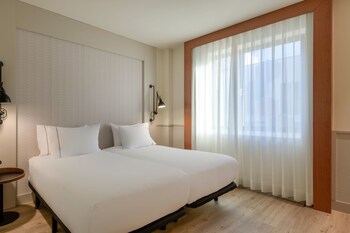 Ac Hotel Los Vascos By Marriott