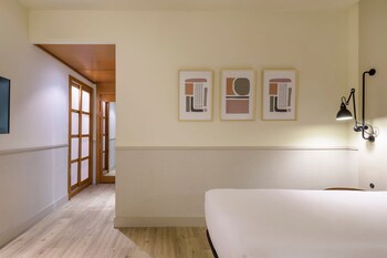 Ac Hotel Los Vascos By Marriott