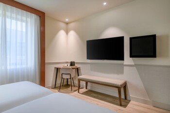 Ac Hotel Los Vascos By Marriott
