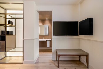 Ac Hotel Los Vascos By Marriott