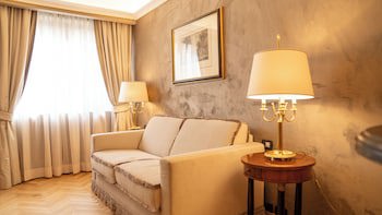 River Chateau Hotel