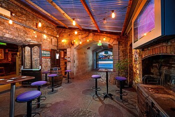 Queens Hotel And Nightclub