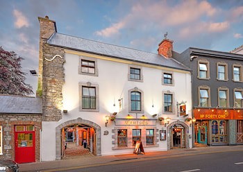 Queens Hotel And Nightclub