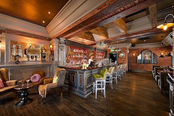 Queens Hotel And Nightclub