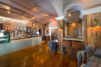 Queens Hotel And Nightclub