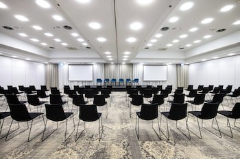 Courtyard By Marriott Warsaw Airport