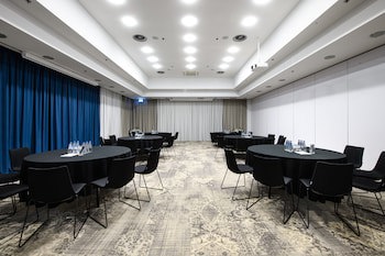 Courtyard By Marriott Warsaw Airport