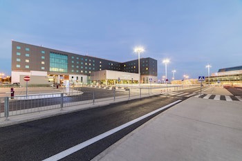 Courtyard By Marriott Warsaw Airport