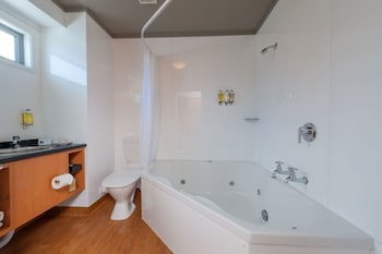 Picton Beachcomber Inn