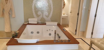 Cairo Marriott Hotel & Omar Khayyam Casino