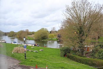 Shillingford Bridge Hotel