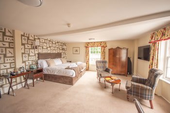 Norfolk Arms Hotel