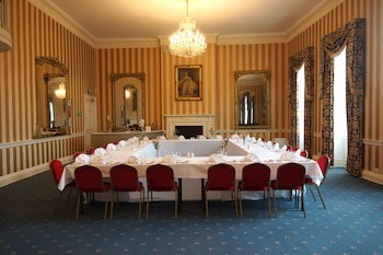 Norfolk Arms Hotel