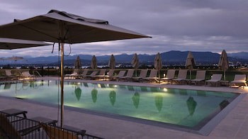 Everness Hotel & Resort