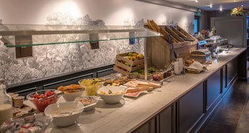 Everness Hotel & Resort