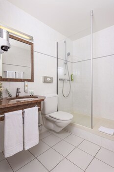 Everness Hotel & Resort