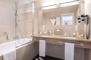 Everness Hotel & Resort