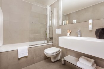 Everness Hotel & Resort