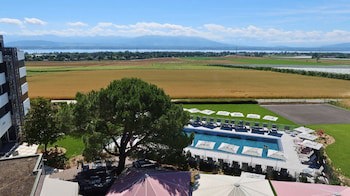 Everness Hotel & Resort