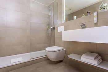 Everness Hotel & Resort