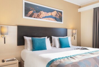 Everness Hotel & Resort