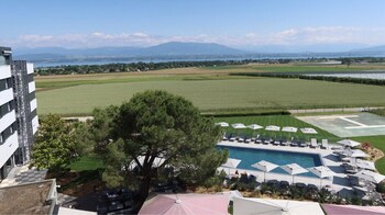 Everness Hotel & Resort