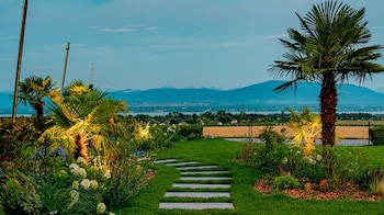 Everness Hotel & Resort