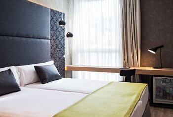Catalonia Giralda Hotel
