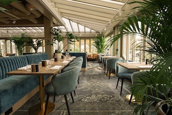 Carlton Oasis Hotel