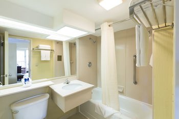 Irazu Hotel & Studios