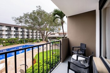 Irazu Hotel & Studios