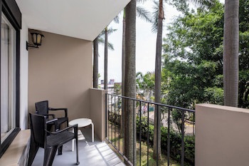 Irazu Hotel & Studios