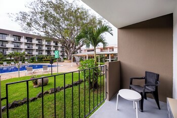 Irazu Hotel & Studios