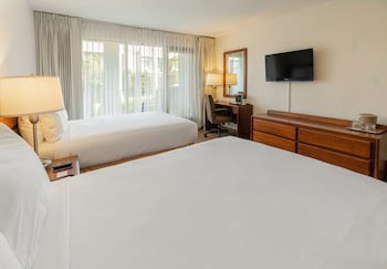 Irazu Hotel & Studios