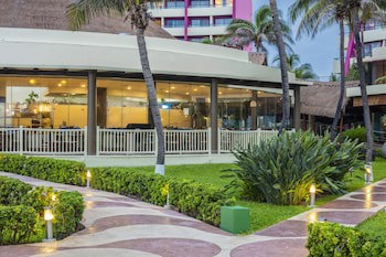 Crown Paradise Club Cancun All Inclusive