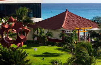 Crown Paradise Club Cancun All Inclusive