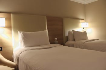 Renaissance London Heathrow Hotel