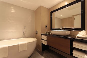 Renaissance London Heathrow Hotel